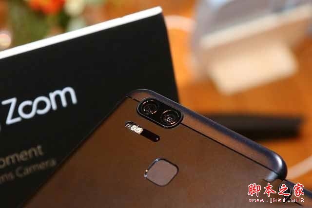 它的机身背面拥有一组双1200万像素的镜头