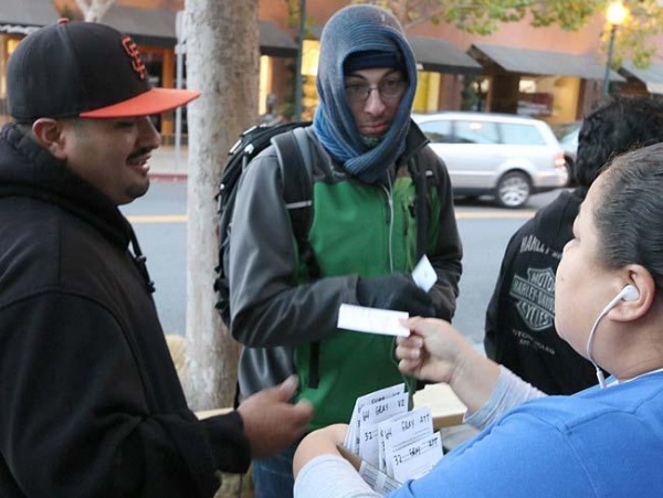 iPhone6开卖用新策略 电子预约避免排队