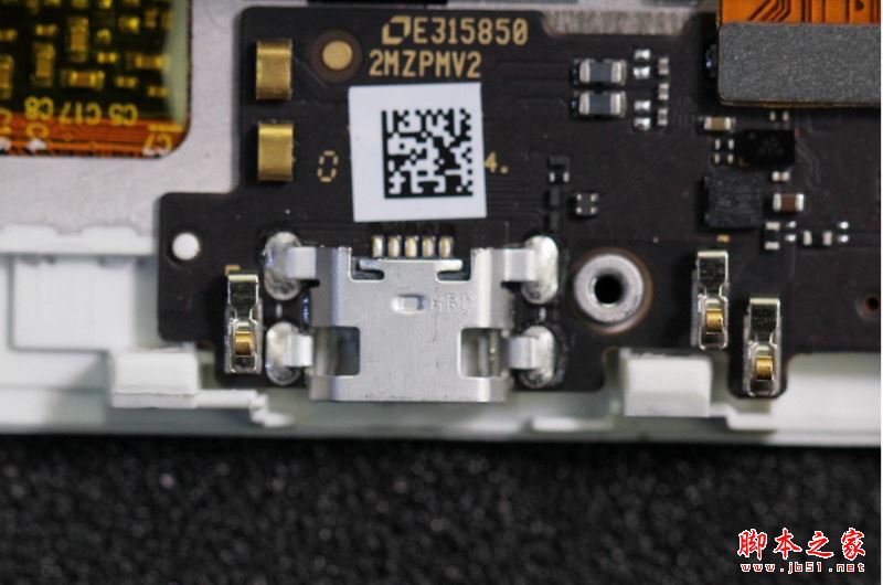 360n5内部做工怎么样?360手机n5拆机全过程图赏详解(附360N5换外屏拆机视频)