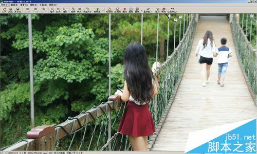 如何把照片中多余的人P掉？