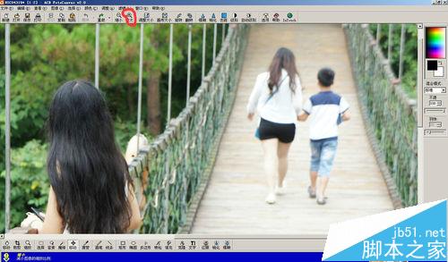 如何把照片中多余的人P掉？