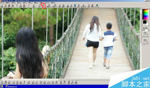 如何把照片中多余的人P掉？