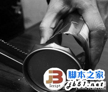 增强无线信号材料制作：将易拉罐底部切除