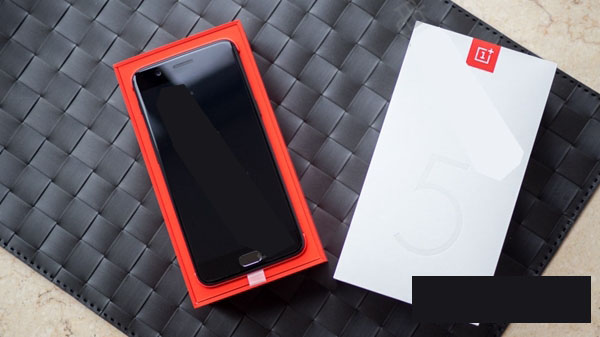 一加5怎么装卡/插卡 一加5 SIM卡安装教程