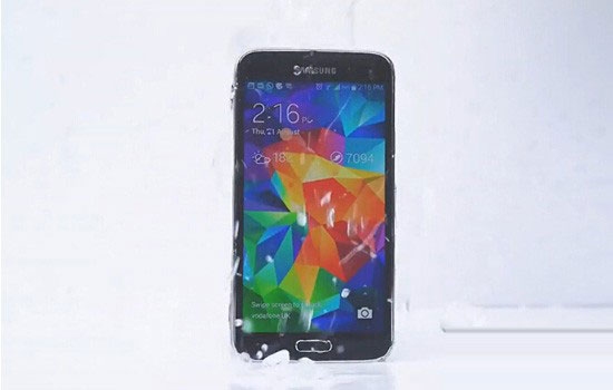 三星S5完成冰桶挑战 不防水的iPhone5s如何接招？