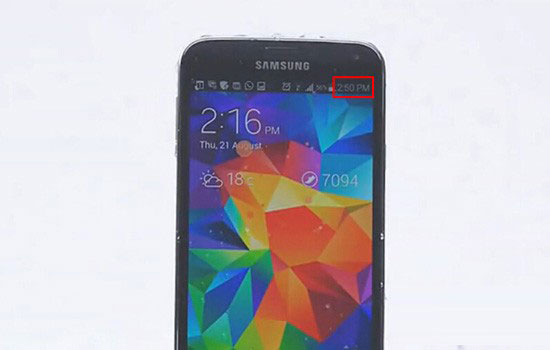 三星S5完成冰桶挑战 不防水的iPhone5s如何接招？