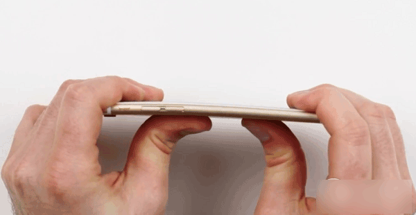 注意了！iPhone6/6 Plus使劲最易掰弯的地方原来在那