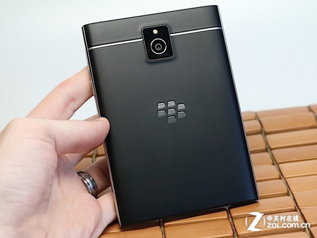 1.5K屏+骁龙800 黑莓Passport全新上市