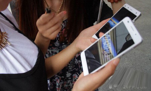 小米4和荣耀6哪个好？街头测试小米4大获全胜