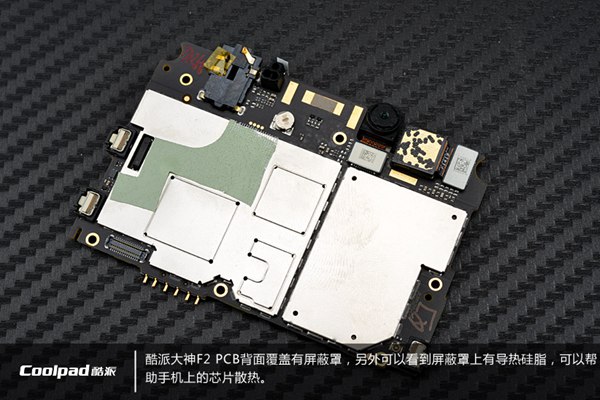 图为酷派大神F2主板背面