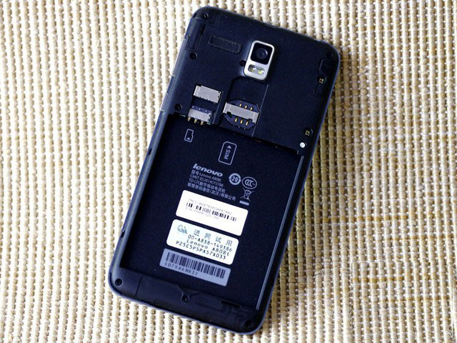 因为联想手机A8采用可拆卸后壳设计,所以对于这类机型的拆卸工作,一般也都会打开后壳开始。图为去掉后壳和电池之后,露出来的联想手机A8电池仓内部,从中可以看到它的设计和相关入网许可信息。同样联想手机A8的SD卡和SIM卡卡槽也都被安置在此,但凡进行插拔卡的操作都需要打开后盖并拔下电池才可。