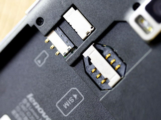 SD卡和SIM卡卡槽特写。在此需要向大家说明的是,联想手机A8本身自带16GB的ROM存储空间,如果你想要获得额外的扩展存储,那么可通过插入内存卡来实现。另外联想手机A8支持GSM/TD-SCDMA/TD-LTE/FDD-LTE等主流的网络制式,不过它仅可实现单卡单待,并非为双卡设计。