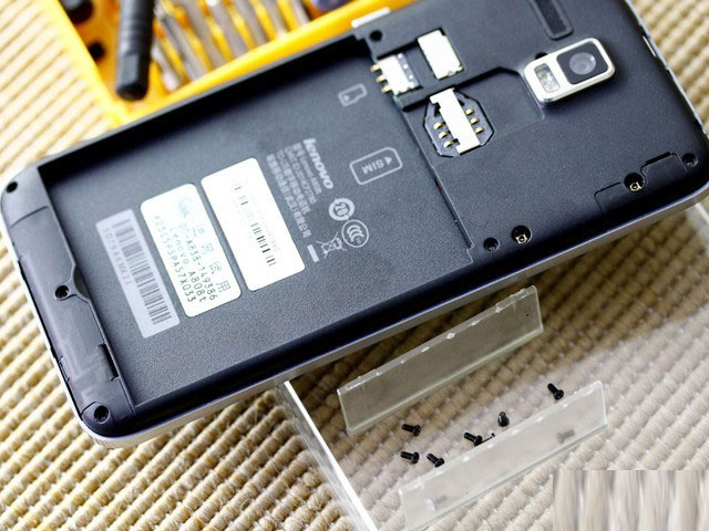 用于固定的八颗螺丝全部取出后效果。需要注意的是联想手机A8的右侧上方部分,两个裸露的金属孔部位并非是螺丝孔设计,所以大家不要看到图片后通过孔状物体来辨认螺丝数量。通过后壳我们也能看出A8的整体材质,尽管是常见的工程塑料,但胜在做工细致没有毛边粗糙等问题。