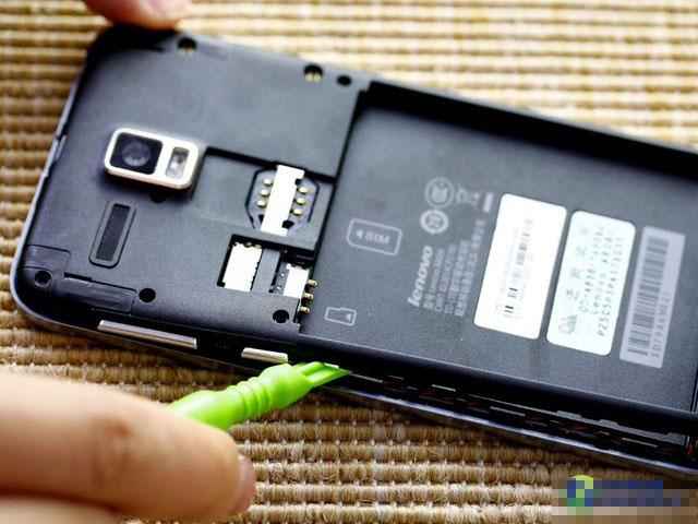 取下全部螺丝之后,联想手机A8的机身依然是纹丝不动。这时候就要借助撬棒来进行下一步的拆卸。在“嘎”“嘎”几声之后即可将中框部分拆下,由于都是采用卡扣式设计,所以自行拆机的用户也不用在听到响声之后担心,因为这是正常现象。