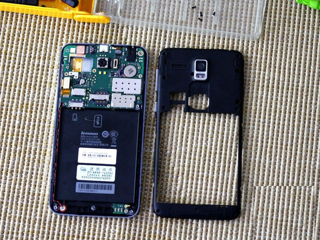 拆下中框之后的效果,这时候整个主板部位都已经露出来。可以看到它的主板就在电池仓上方,占据了不到一半的面积。大体扫去的话,后置摄像头,SIM卡/SD卡,排线等组成零件一览无余。