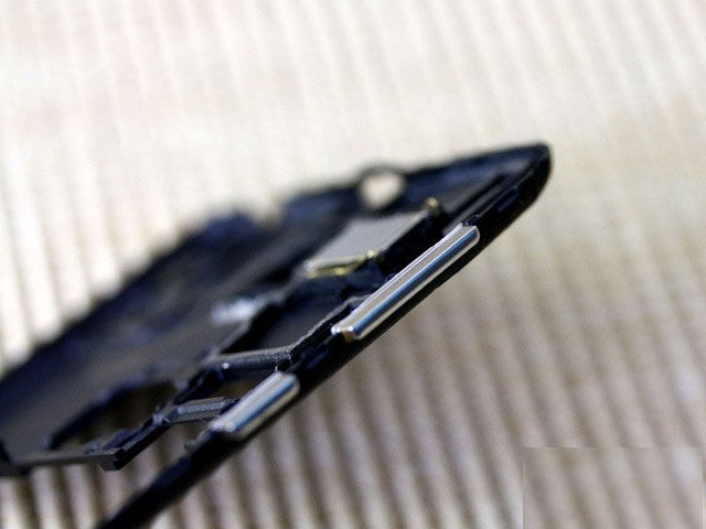 音量调节按键和电源按键同样被设计在中框之中,并采用卡扣式设计,这样的好处是在拆机之后按键不会意外脱落丢失。而且假如未来想要更换按键的情况下,也能够很好的进行取下更换。