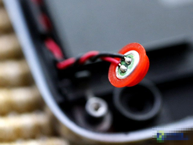 联想手机A8机身左侧部分有一条红黑组合的电路线,走线布局紧贴边框,既不显得突出同时又利于美观。尽管没有谁为了拆机观看走线,但利索简洁的走线布局确实也体现了联想手机A8的细致做工。