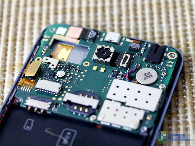 联想手机A8主板部分特写。关于后置摄像头,排线,SIM卡卡槽,数据线接口等等都能够看的到。有人会疑惑CPU/内存等硬件怎么看不到,不要着急,因为这些核心硬件都在主板的下方,稍后我们还会进一步拆解。