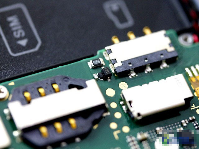 关于SD卡和SIM卡卡槽大家都已经屡见不鲜了,不过真正拆解之后的部分却并不常见。所以在此也将这两个卡槽来个特写,以满足有兴趣用户的好奇心理。