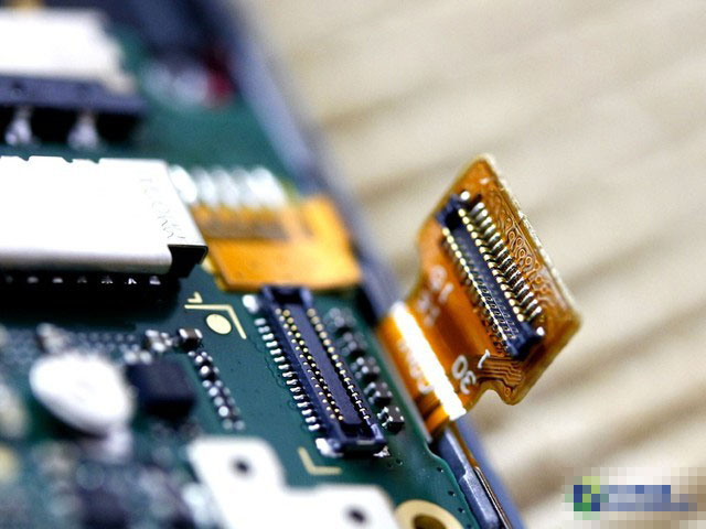 联想手机A8手机排线部分特写,现在手机都高度集成化,相对来说也更加的模块化。轻轻一抠,手机排线即被分开,在拆卸和维修时也更加容易。