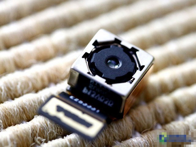 也正是因为模块化的原因,所以后置摄像头才能够轻松的拆卸。而图片当中正是联想手机A8背后所采用的一颗1300万像素背照式主摄像头,同样也是它为用户带来了不错的成像质量。