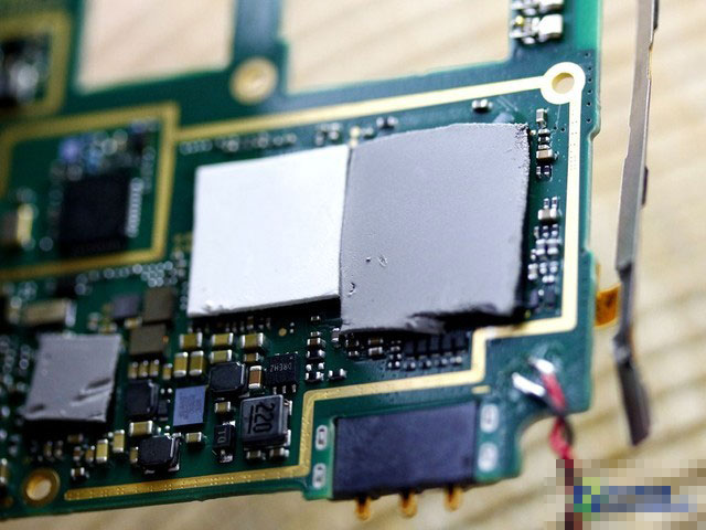 好吧看过了主板正面之后,让我们翻过来看看主板的背后(下方)都有些什么。这是刚刚把主板翻过来的样子,图中的几个灰色白色是啥玩意?DIY用户应该一看就知道它们正是硅脂,用于覆盖在CPU等硬件上方,主要目的是更好的散热。