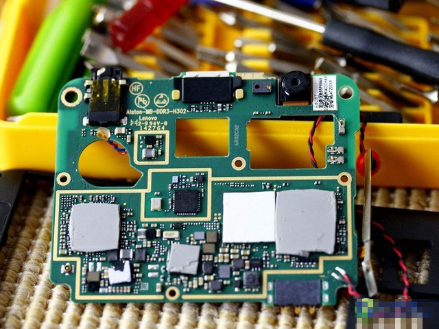 将主板拿掉之后另一方的核心硬件就显露无疑了,这些硬件在随后会为大家介绍。除了大大小小的处理器芯片之外,还能够看到前置摄像头,数据线接口等等。