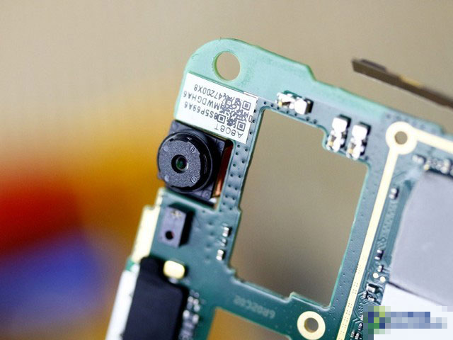 联想手机A8采用一颗500万像素的前置摄像头,了解或者使用该机的用户都知道这个配置项。但是前置摄像头到底是啥样呢?它就是这个样子,被设计在主板的右前方,时时刻刻准备着记录大家的每次自拍。