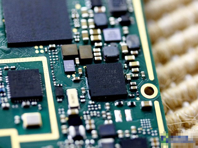 如果不将表面硅脂去掉的话,根本无法知晓这些处理器的型号和功能。当然一般情况下不建议大家清理硅脂,因为它们能够更好的进行散热,如果你认为联想手机A8的发热情况还不错,那么这些处理器表现的硅脂也起着一定的作用。图中的这颗芯片型号为联发科MT6322GA,主要用来进行电源管理。