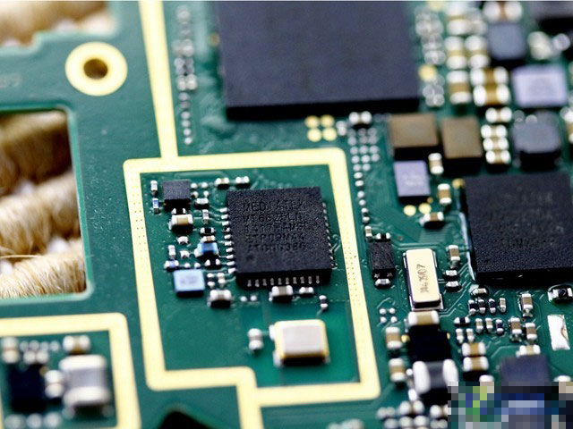 这颗芯片也是主板当中众多零部件之一,它主要是实现WIFI/GPS/蓝牙等功能的多合一芯片,整体非常微小,如同一般小手指的指甲盖那样大小,但却能够实现这么多的功能,可见手机的集成化程度之高。