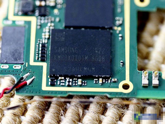 这颗在众多硬件当中面积最大的部件,是联想手机A8的内存,它的型号为三星KMR8X0001M-B608,现今多款手机当中都采用这个型号的硬件。