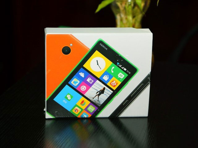 诺基亚被微软公司收购之后正式推出采用Android系统的诺基亚X和诺基亚XL手机，在6月的时候就公布了诺基亚X2，但最后微软决定放弃了安卓系统诺基亚X系列的产品，所以诺基亚X2成为绝唱。