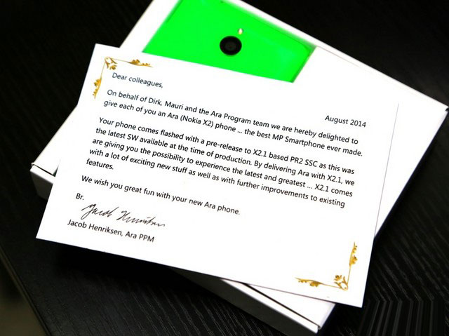 今天我们为大家带来的就是被称为Ara的诺基亚X2内部纪念版，包装内付了一张卡片，大致的意思是说，这是诺基亚推出的最后一款Android系统手机，希望它能够为用户带来快乐。