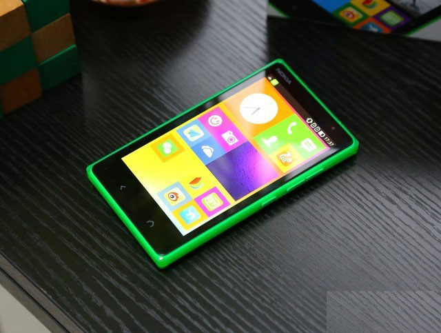 诺基亚X2配有4.3英寸全贴合ClearBlack悦幕显示屏,1.2Ghz高通骁龙200双核处理器和1GB RAM，同时配备了后置500万像素主镜头以及前置30万像素自拍镜头，机身内置电池容量为1800mAh，支持双卡双待。