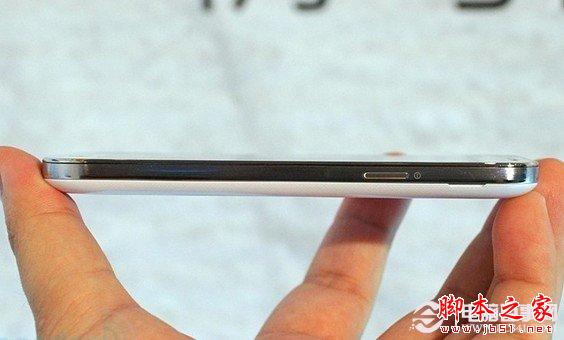 三星S4 mini机身侧面外观