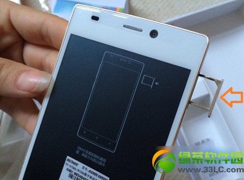 金立s5.5怎么插卡?金立elife s5.5插卡步骤2
