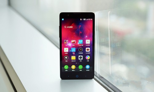 中兴zte V5S外观采用五轴精雕纹理以及三层超薄涂层-手感细腻