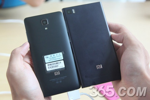 背部为光栅纹后盖，经过9层加工以及模内转印技术，最终成型