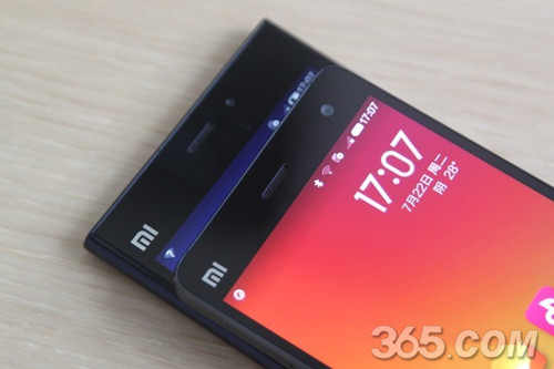 小米4前置镜头的位置更加靠右