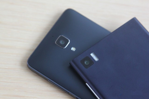 隐约能够看到小米4后壳上的“光栅纹”