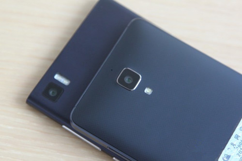 小米4采用一颗LED补光灯