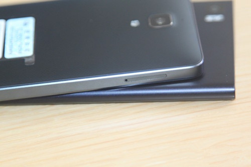 小米4将Micro SIM卡槽置于侧面，且需要用卡针取出