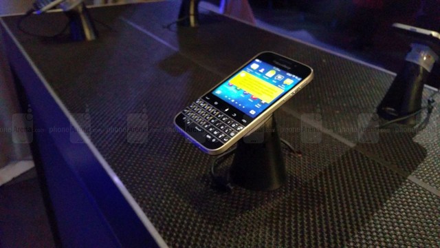 久违了的全键盘在黑莓Classic终于得到回归。其外观设计仍能够看到9900的影子。