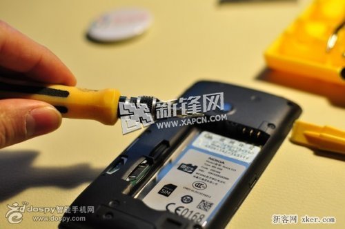 图解诺基亚525拆机过程_脚本之家