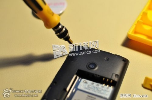 图解诺基亚525拆机过程_脚本之家