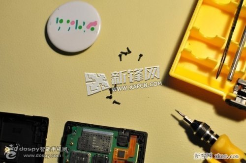 图解诺基亚525拆机过程_脚本之家