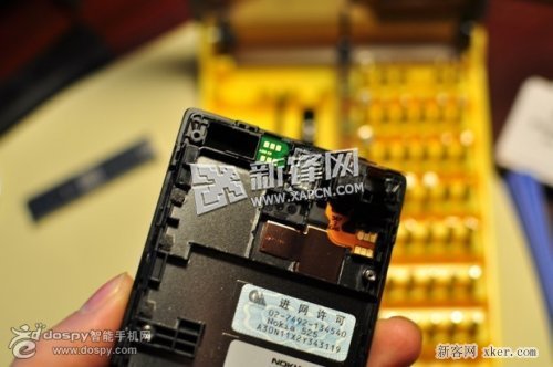 图解诺基亚525拆机过程_脚本之家