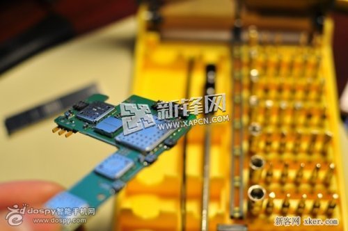图解诺基亚525拆机过程_脚本之家