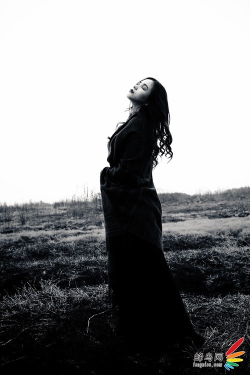 释放情绪 抓准时机记录下模特飞舞的秀发