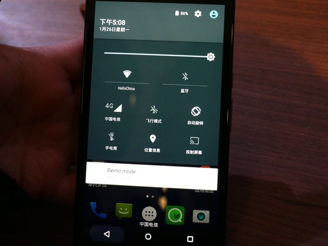 必须要给新国行版本MOTO X Pro点赞，因为它搭载了全新的Android 5.0智能操作系统，此张照片为Android 5.0最新的下拉通知中心。